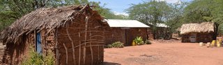 Hütten in afrikanischem Dorf